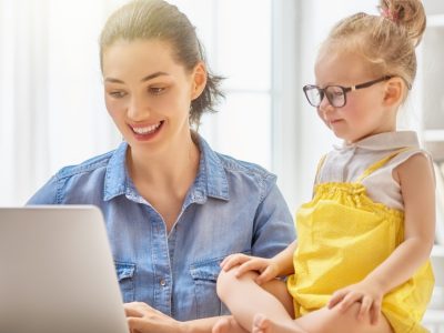 mama sedí s dieťaťom pri počítači