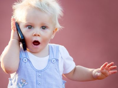 malé dieťa telefonuje
