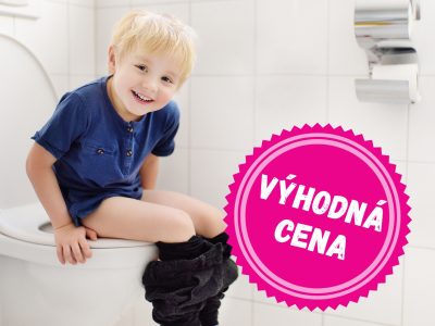 chlapec sedí na záchode