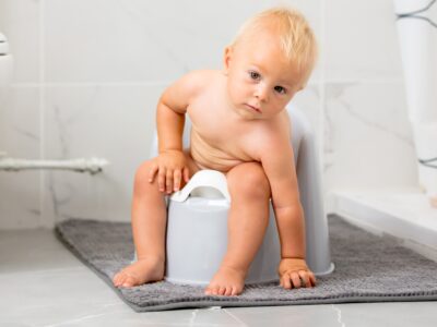 chlapec sedí na nočníku